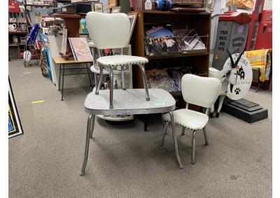 Kids Retro Table & 2-Chairs